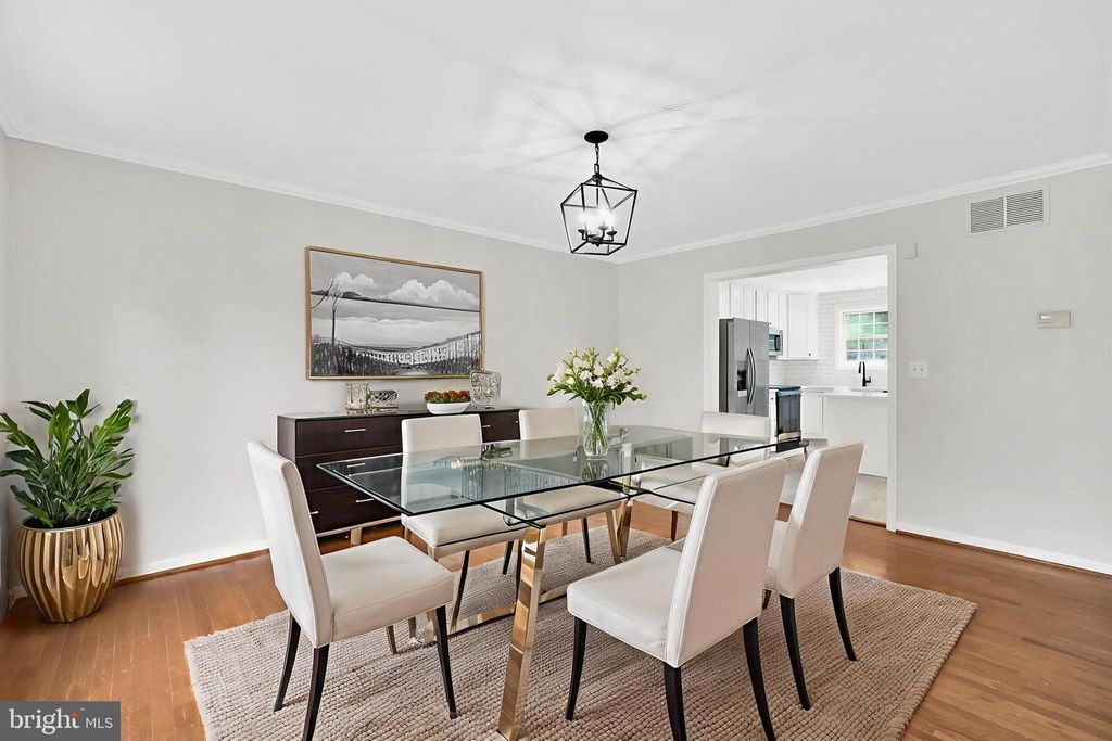 Image 8 of property listing at 3711 GREEN OAK CT, Baltimore, MD 21234