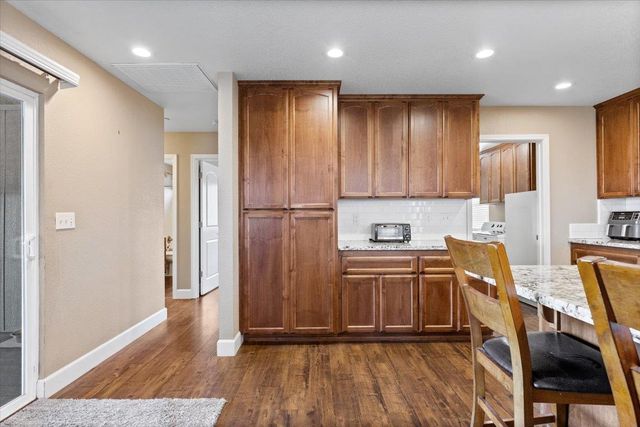 10596 Oak Dr, Grass Valley, CA 95949