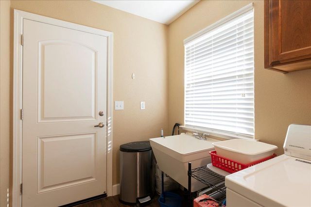 10596 Oak Dr, Grass Valley, CA 95949