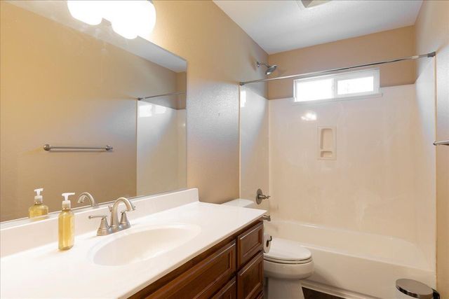 10596 Oak Dr, Grass Valley, CA 95949