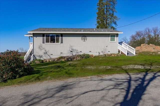 10596 Oak Dr, Grass Valley, CA 95949