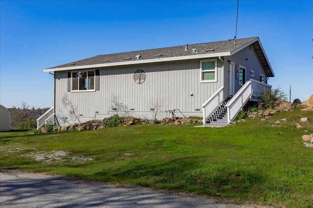 10596 Oak Dr, Grass Valley, CA 95949