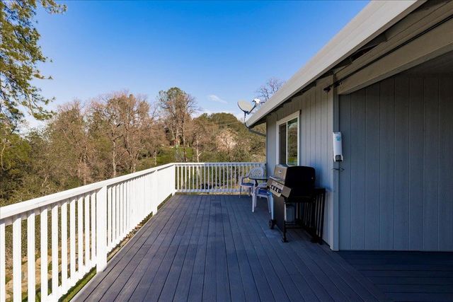 10596 Oak Dr, Grass Valley, CA 95949