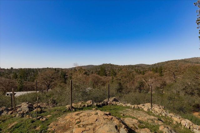 10596 Oak Dr, Grass Valley, CA 95949