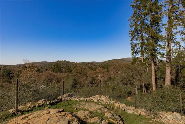 10596 Oak Dr, Grass Valley, CA 95949