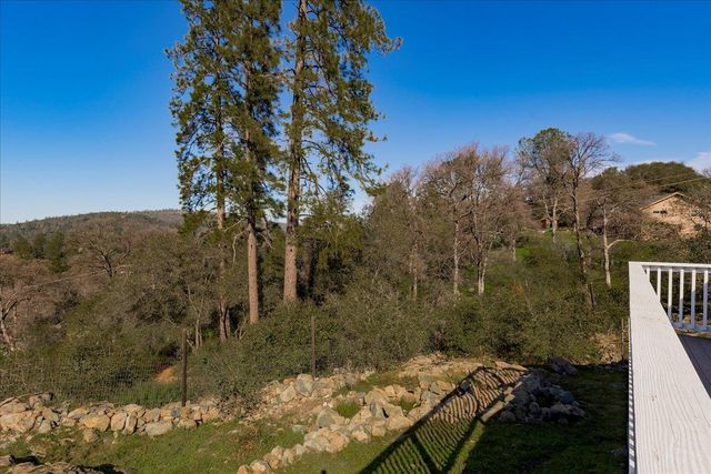 10596 Oak Dr, Grass Valley, CA 95949