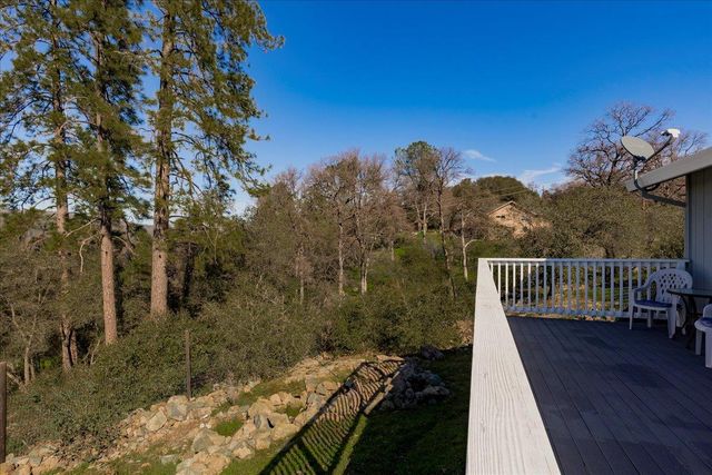 10596 Oak Dr, Grass Valley, CA 95949
