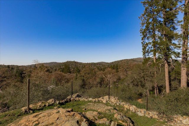 10596 Oak Dr, Grass Valley, CA 95949