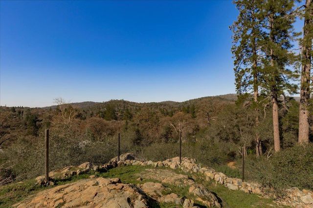 10596 Oak Dr, Grass Valley, CA 95949