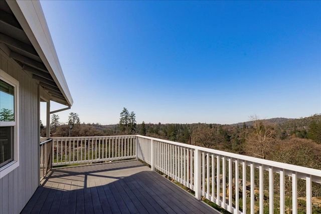 10596 Oak Dr, Grass Valley, CA 95949