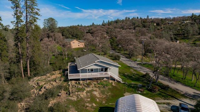 10596 Oak Dr, Grass Valley, CA 95949
