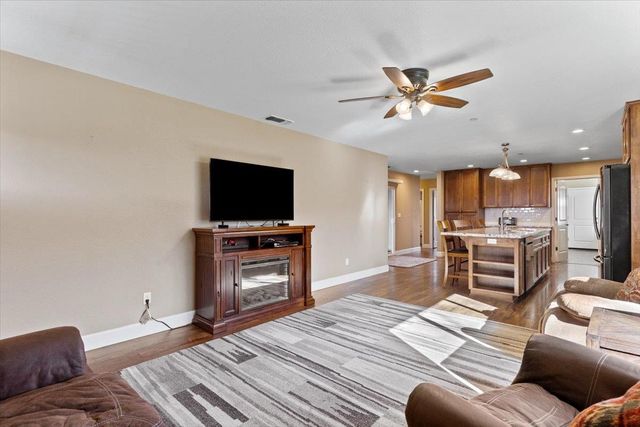 10596 Oak Dr, Grass Valley, CA 95949