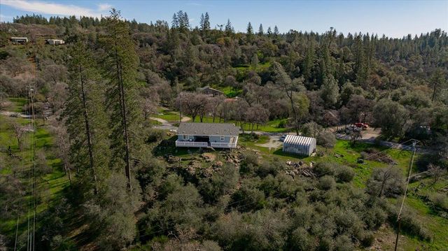 10596 Oak Dr, Grass Valley, CA 95949