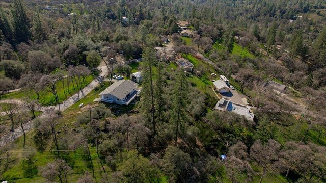 10596 Oak Dr, Grass Valley, CA 95949