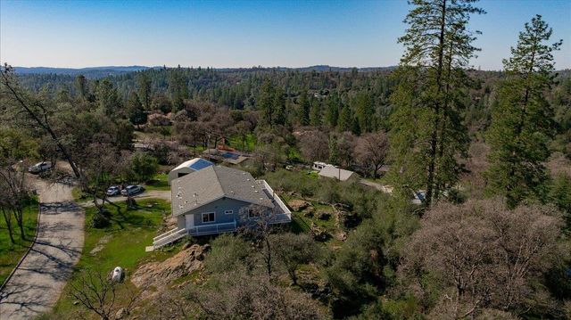 10596 Oak Dr, Grass Valley, CA 95949