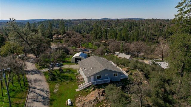 10596 Oak Dr, Grass Valley, CA 95949
