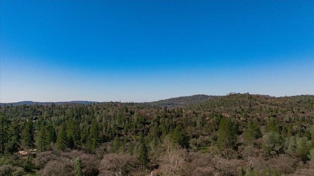 10596 Oak Dr, Grass Valley, CA 95949