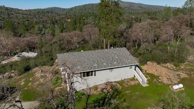 10596 Oak Dr, Grass Valley, CA 95949