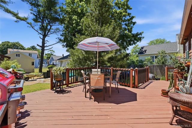 100 Elm Street, Islip, NY 11751