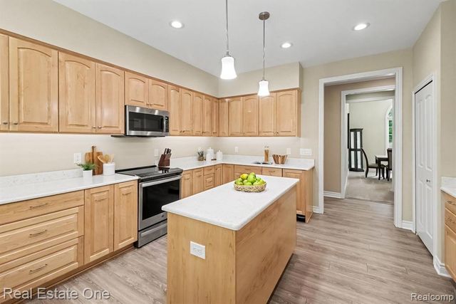 1755 Gray Twig Lane, Milford, MI 48381