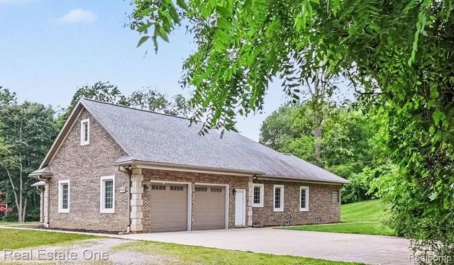 1755 Gray Twig Lane, Milford, MI 48381