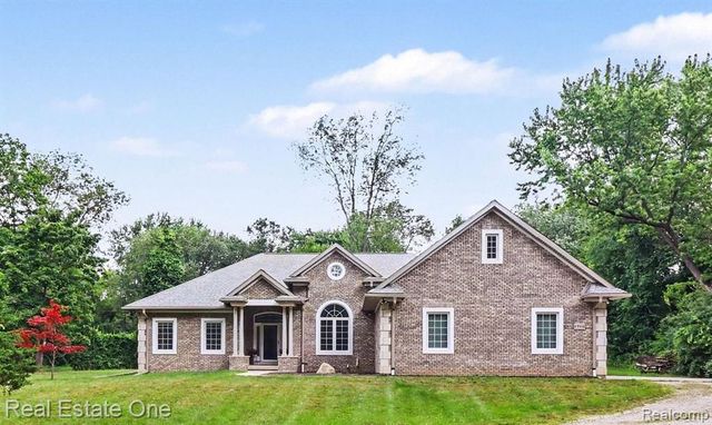 1755 Gray Twig Lane, Milford, MI 48381