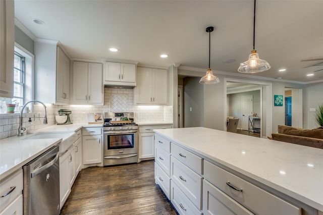 6711 Kingsbury Drive, Dallas, TX 75231