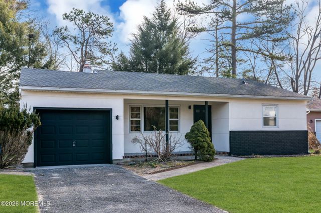 6 Stanford Drive, Toms River, NJ 08757