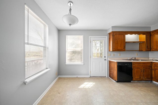 923 Kingsbury Dr Apt B, Clarksville, TN 37040