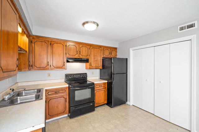 923 Kingsbury Dr Apt B, Clarksville, TN 37040