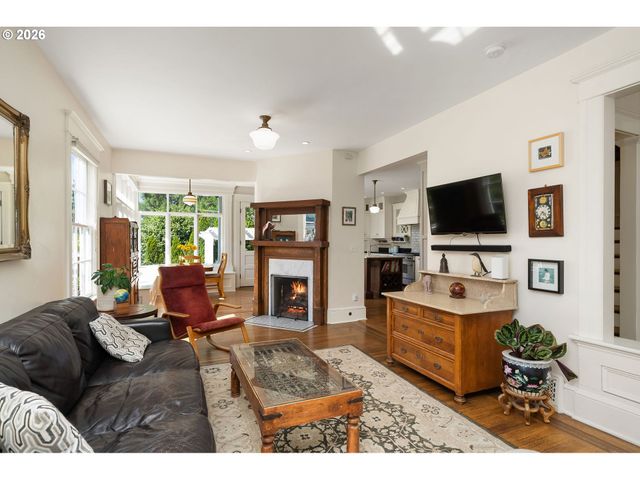 2127 Sw ELM St, Portland, OR 97201