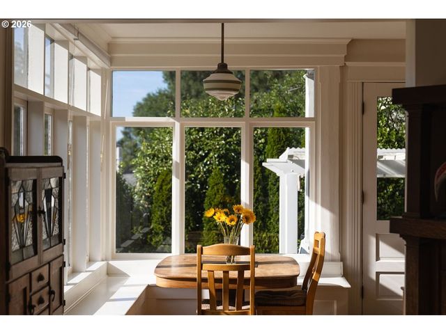 2127 Sw ELM St, Portland, OR 97201