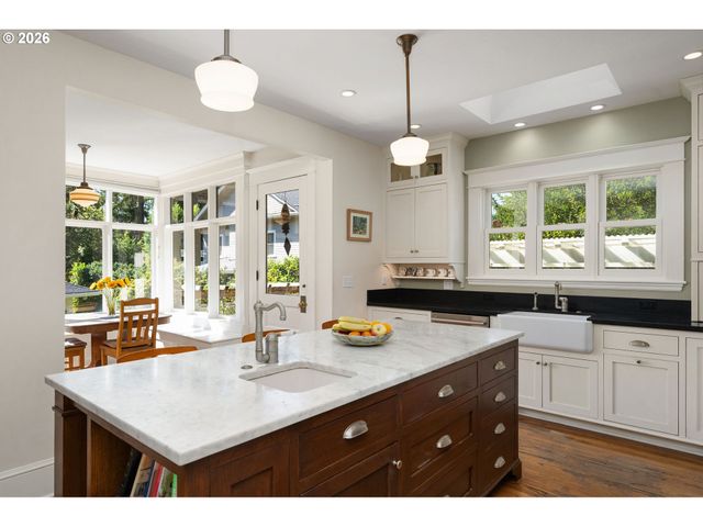 2127 Sw ELM St, Portland, OR 97201