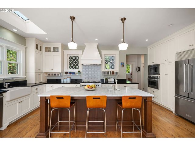 2127 Sw ELM St, Portland, OR 97201