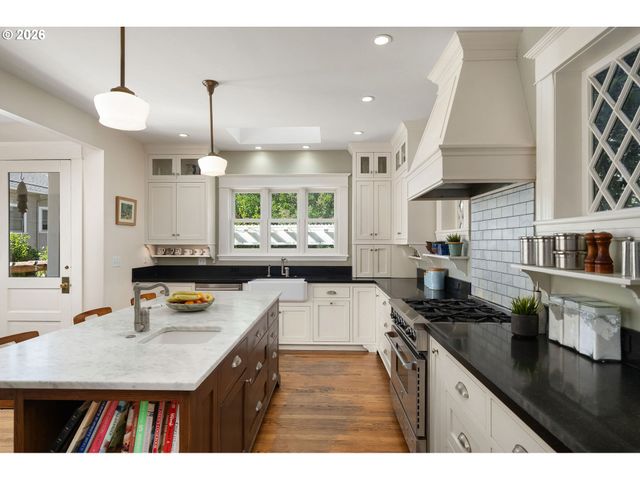 2127 Sw ELM St, Portland, OR 97201