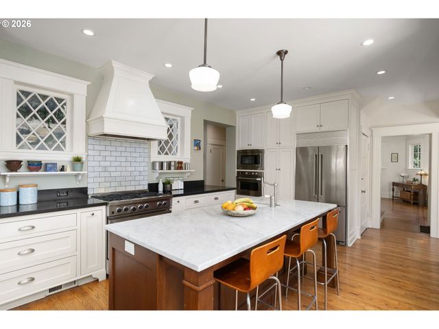 2127 Sw ELM St, Portland, OR 97201