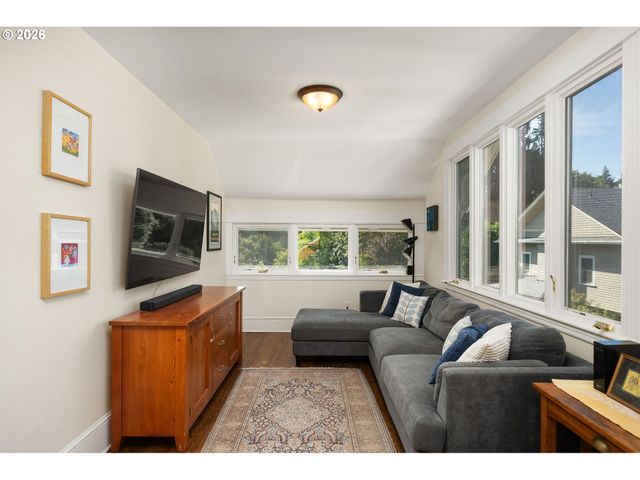 2127 Sw ELM St, Portland, OR 97201