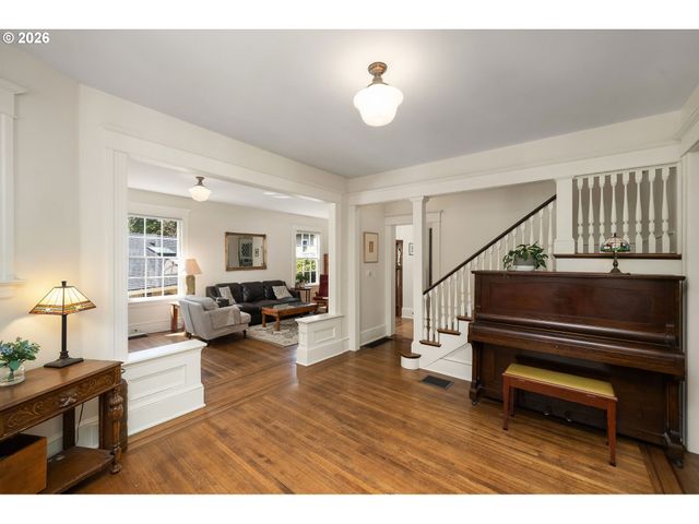 2127 Sw ELM St, Portland, OR 97201