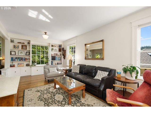 2127 Sw ELM St, Portland, OR 97201