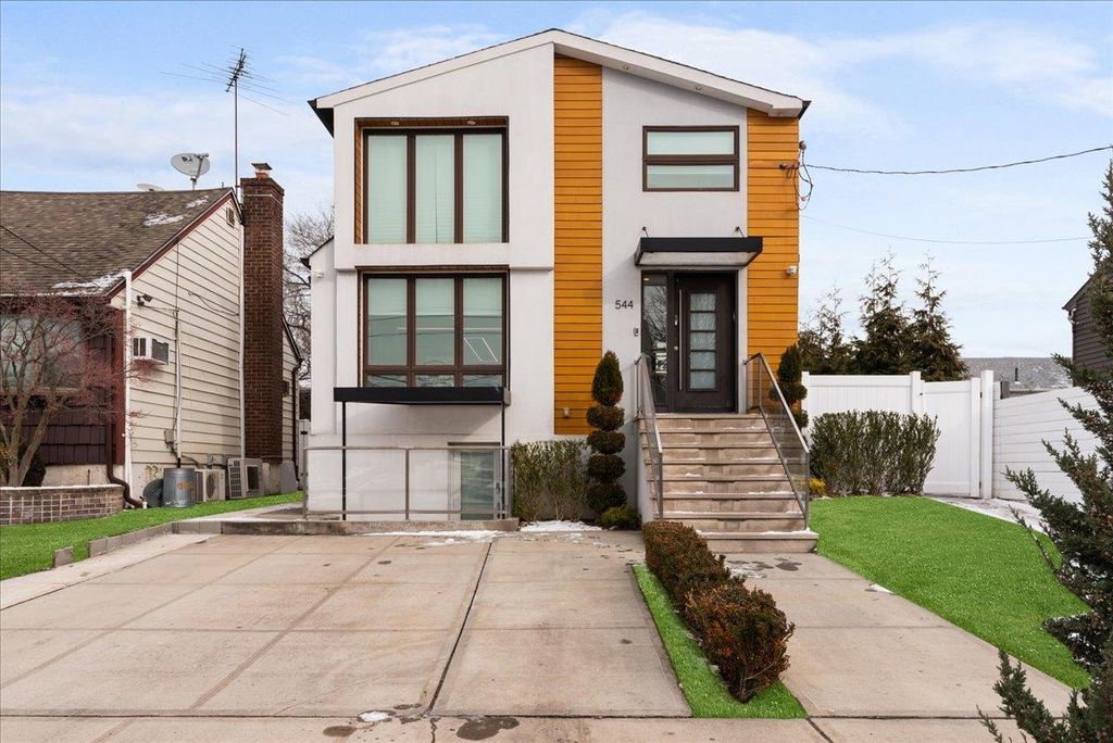544 Oxford Road, Cedarhurst, NY 11516