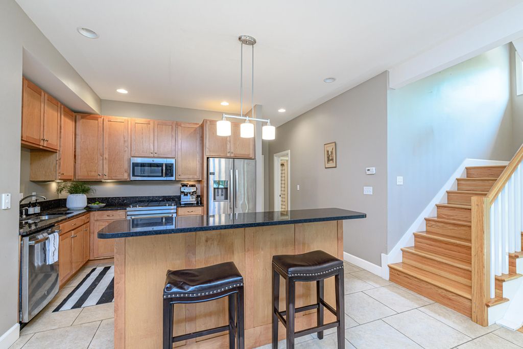 2 E CLARKSON RD B, Columbia, MO 65203