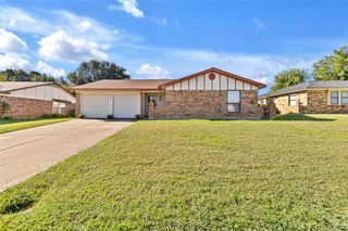 2317 Parkside Drive, Grand Prairie, TX 75052