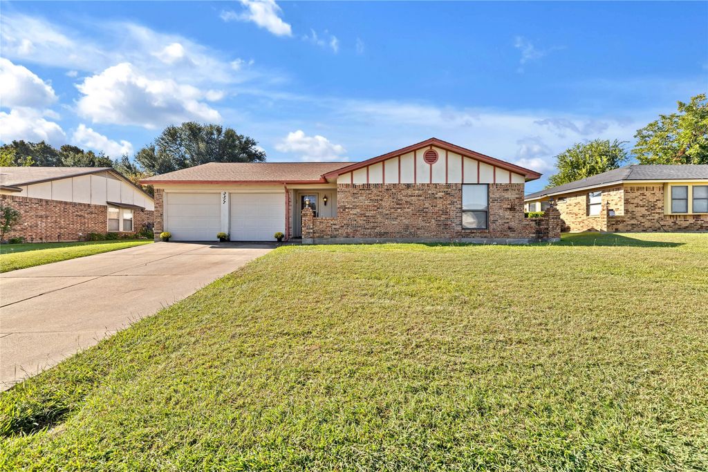 2317 Parkside Drive, Grand Prairie, TX 75052