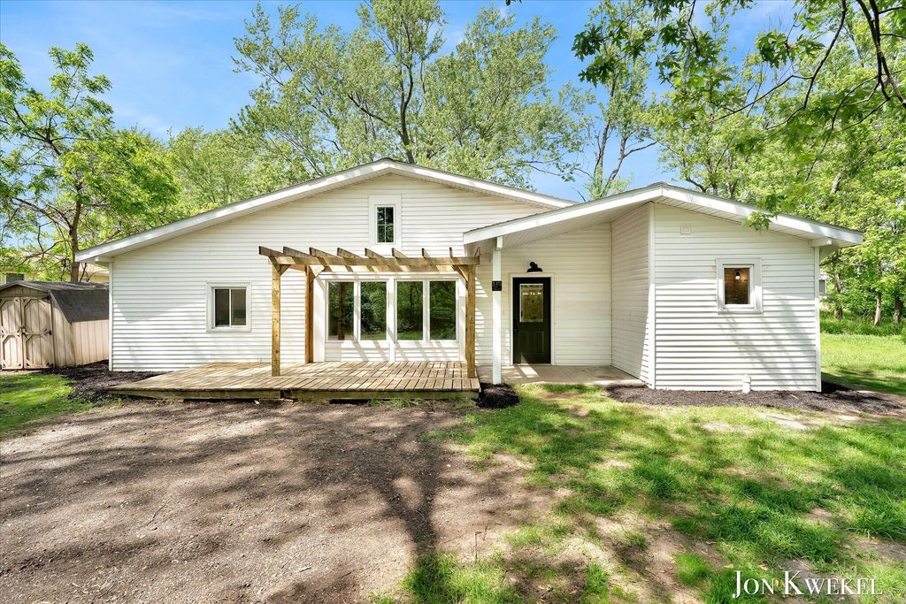 140 N 5th Street NE, Cedar Springs, MI 49319