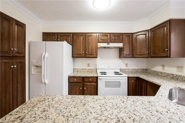 670 Lord Dunmore DR, Virginia Beach, VA 23464