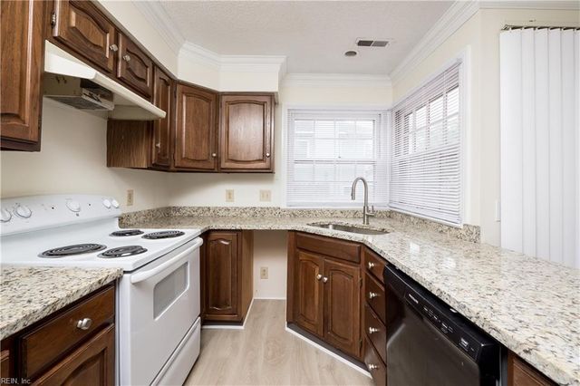 670 Lord Dunmore DR, Virginia Beach, VA 23464