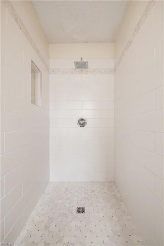 670 Lord Dunmore DR, Virginia Beach, VA 23464