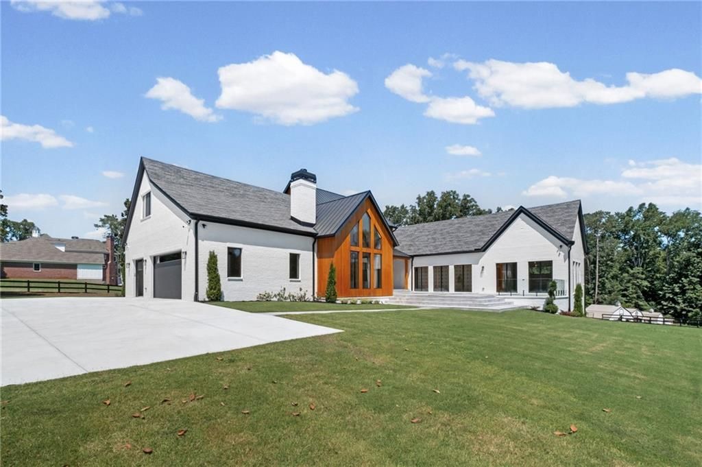 Image 3 of property listing at 14735 Wood Road, Milton, GA 30004