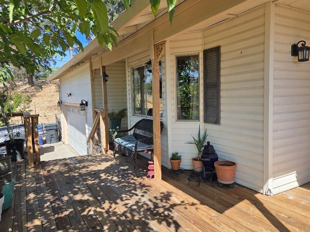 1893 Berkesey Dr, Valley Springs, CA 95252