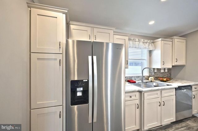 723 LAKE DR, Mount Wolf, PA 17347